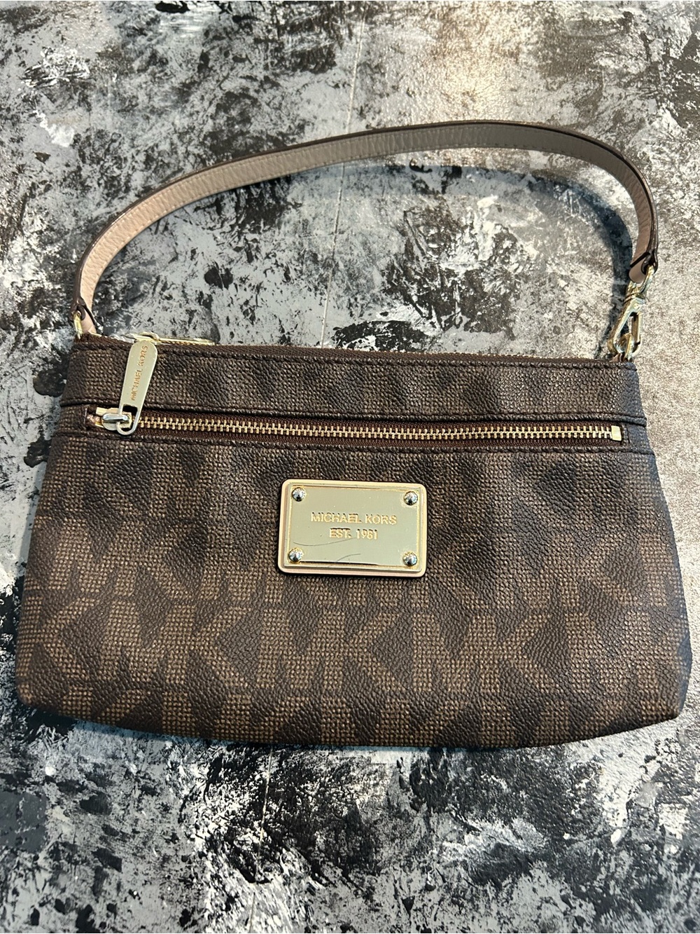 Michael Kors Jet Set Large Signature Wristlet Clutch